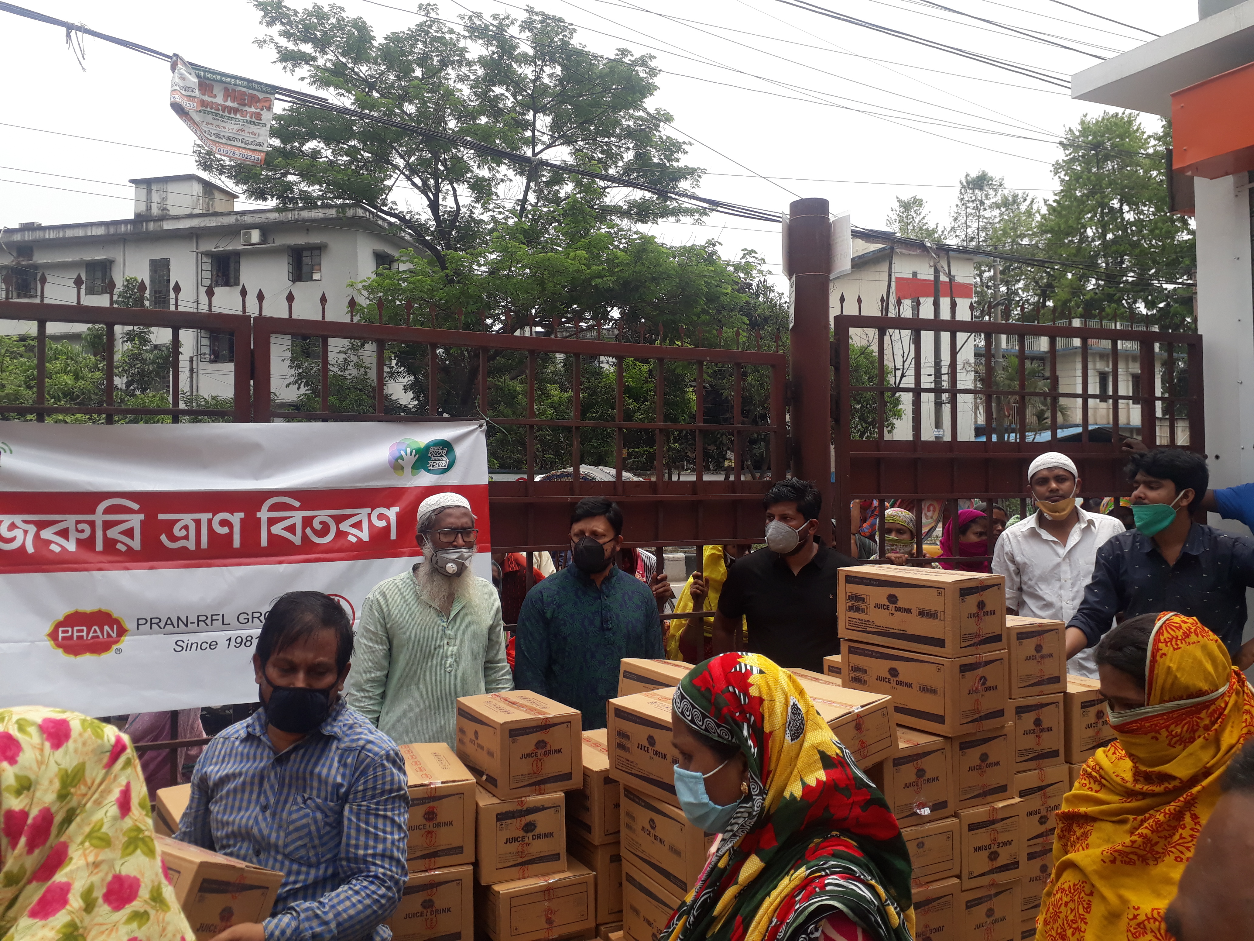 প্রান-আরএফএলের উদ্যোগে মালিবাগ চৌধুরীপাড়া সোসাইটিতে ত্রান বিতরন